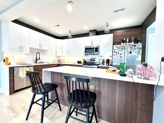 Foto del edificio - BROOKLINE 4 BED/2 BATH WITH CENTRAL AIR & IN-UNIT LAUNDRY!