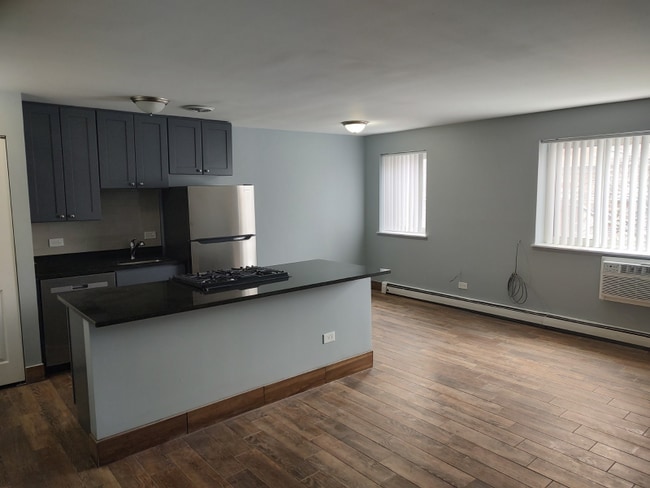 Photo - 663 W Grace St (Chicago, IL) Apartment