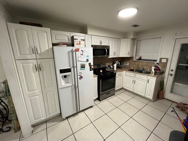 Building Photo - 3205 Cypress St