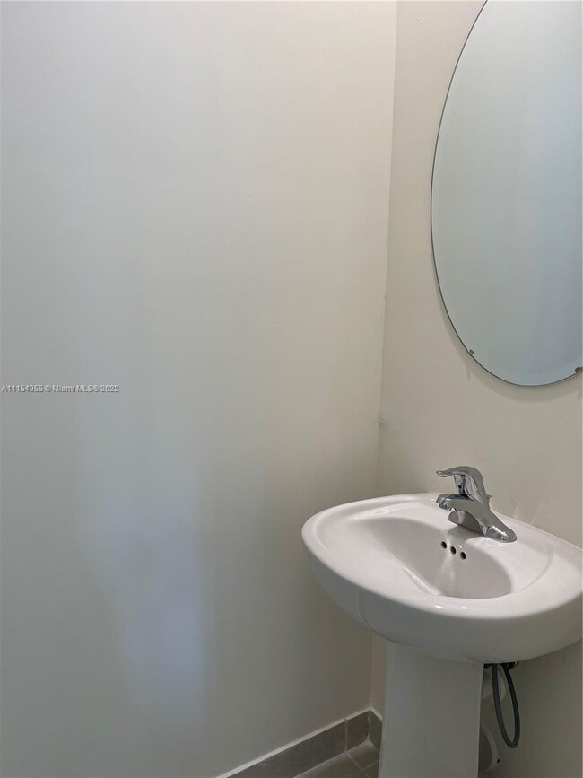Foto del edificio - 3433 W 113th St