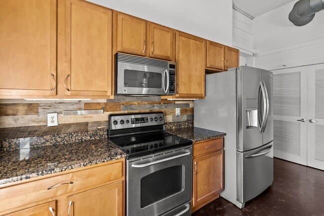 Building Photo - Oceanfront Condo – 2 Blocks from the Beach!