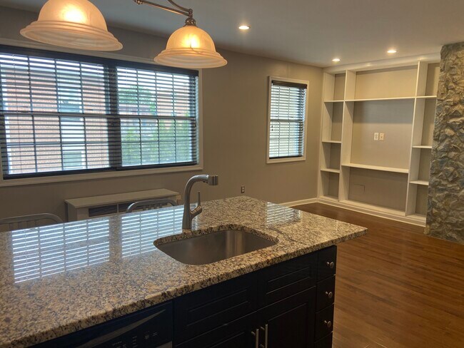 Sala de estar/cocina/comedor con grandes ventanales orientados al sur: ¡luz natural perfecta en días soleados! - 2576 Sherman Ave NW