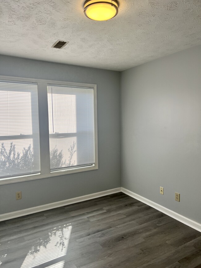 Foto del edificio - 1002 Brookhollow Dr