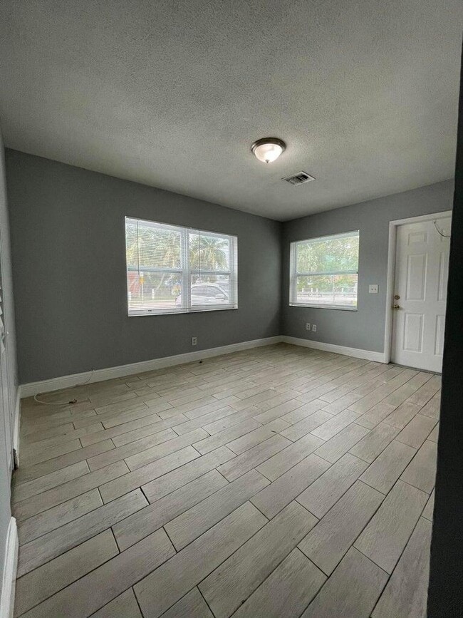 Building Photo - 3011 Windsor Ave
