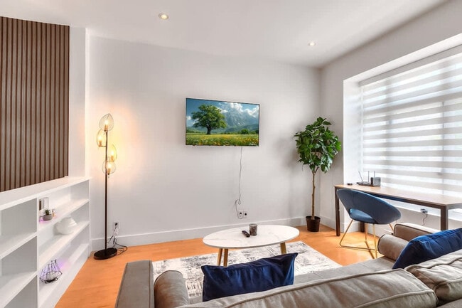 Building Photo - 3964 R. Saint-Denis