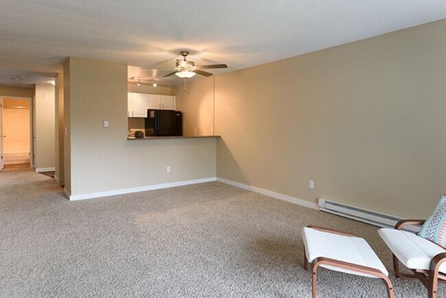 Building Photo - SPACIOUS 2 BEDROOM