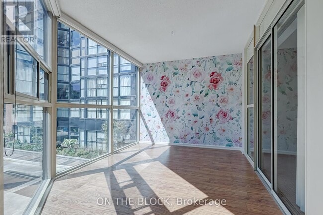 Photo du bâtiment - 701 King St W