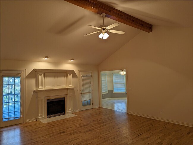 Building Photo - 2030 N Hailey Dr