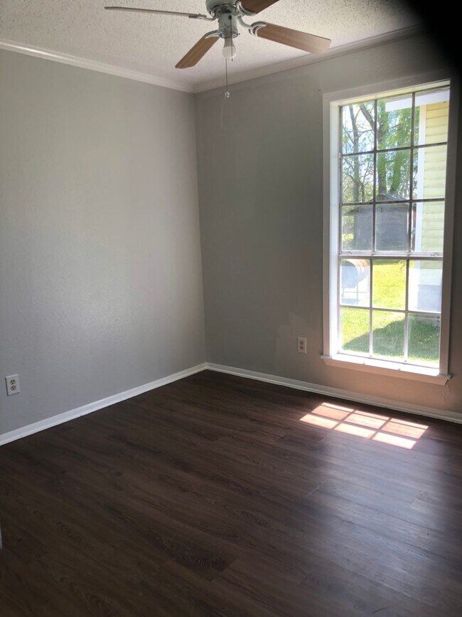 Foto del edificio - Move In Specual Large Duplex in a quiet cu...