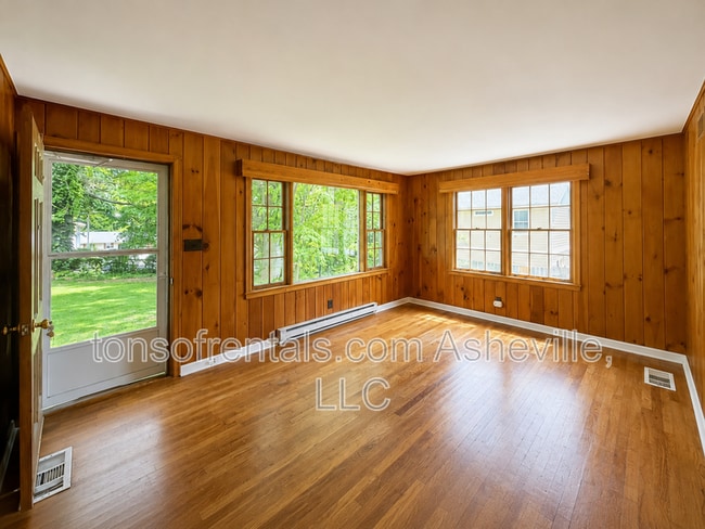 Building Photo - 127 Aurora Dr