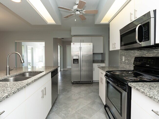 Building Photo - 2-Bed, 2-Bath Venice Home with Brand New Roof and AC