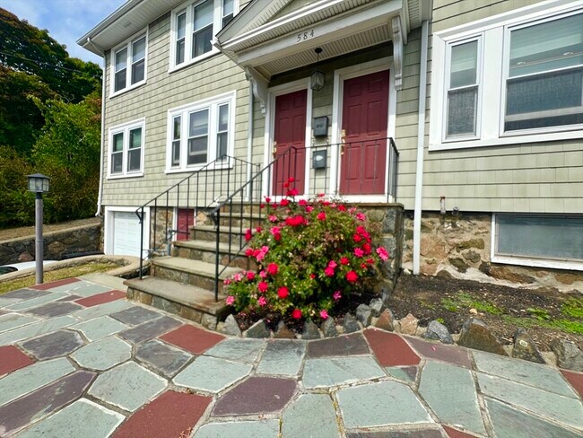 Building Photo - 584 Humphrey St