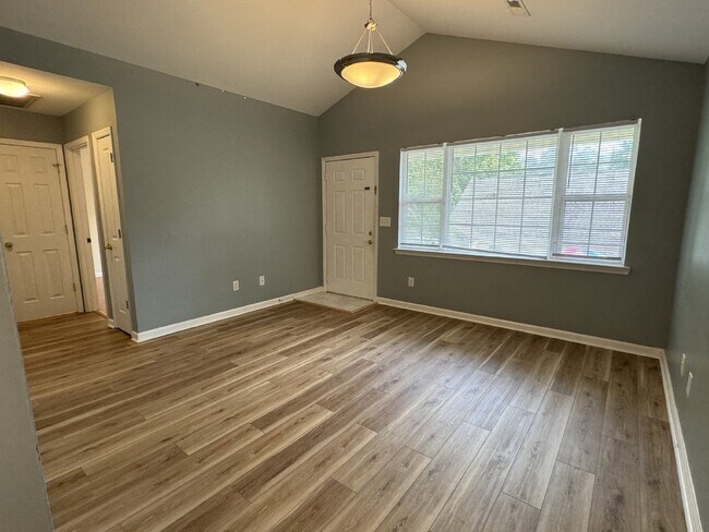 Foto del edificio - 4404 McClelland Dr