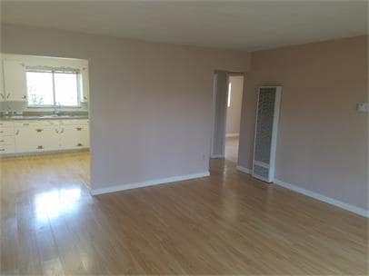 Sala de estar con piso de madera de 2 habitaciones y 1 baño - Eaton Terrace Apartments