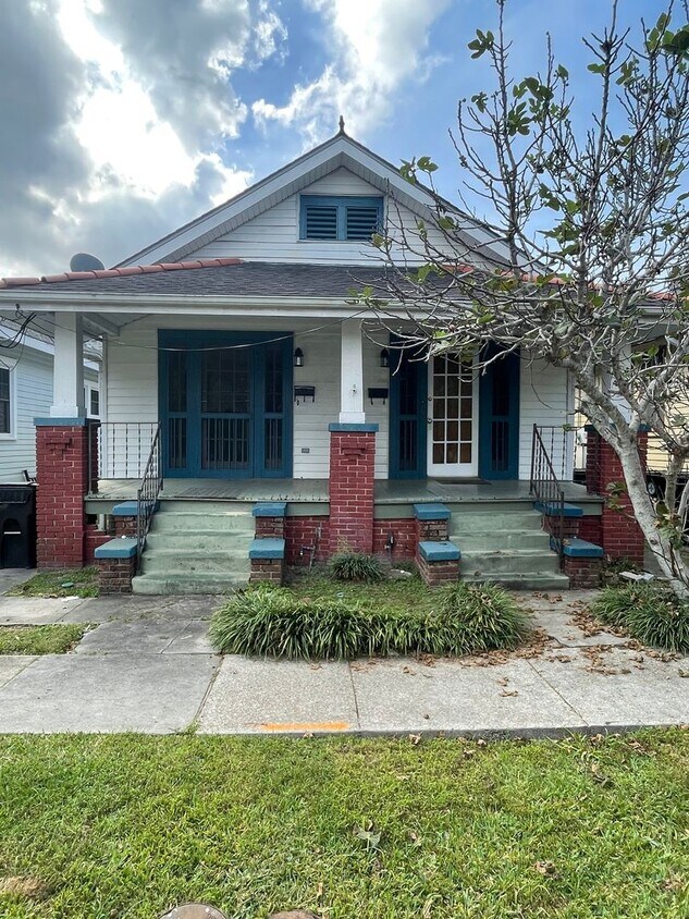 Primary Photo - 2BD/1BA Shotgun w/ Huge Sunroom and Backyard