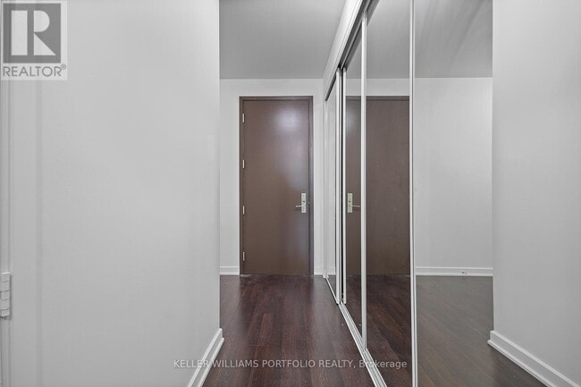 Photo du bâtiment - 380-380 Macpherson Ave
