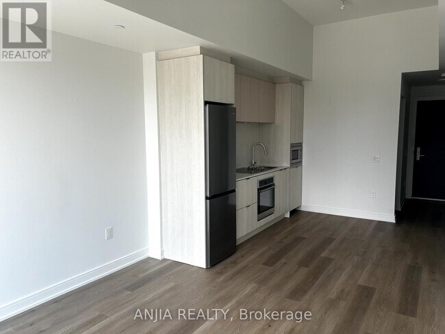 Building Photo - 3009-3009 Novar Rd