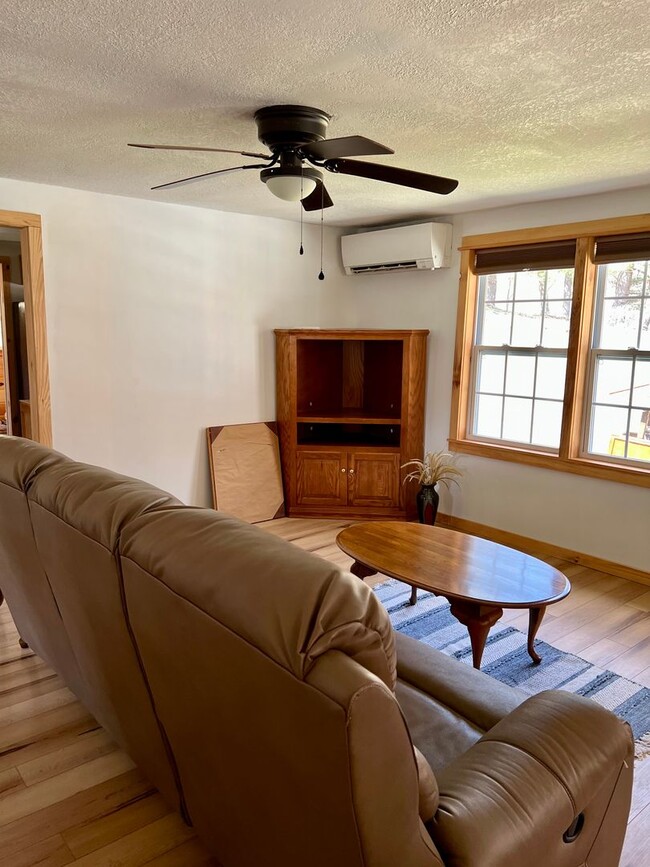 Building Photo - 3 Bedroom 2 Bathroom Cabin In Mars Hill!