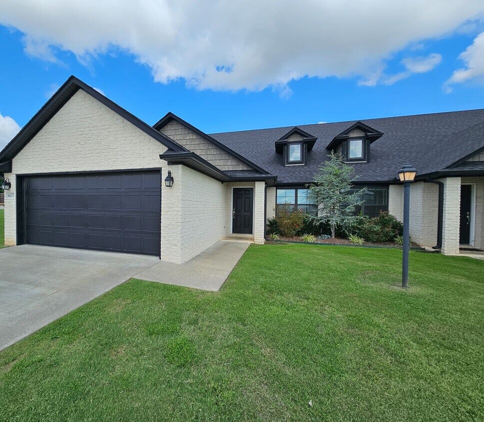 Primary Photo - 3 Bed/2.5 Bath Spacious Townhome with Fenc...