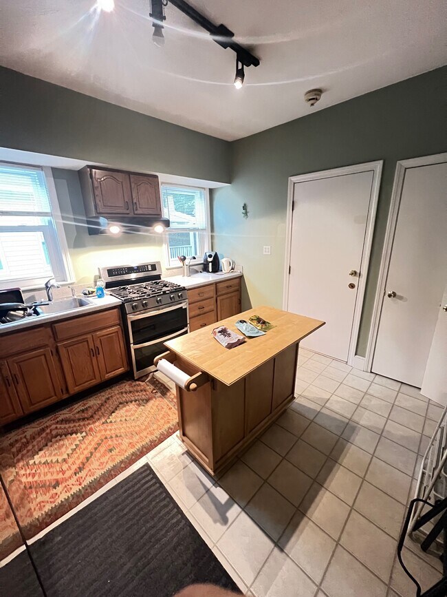 Air Fryer, Eatery, Cookware, Utensils Included - 558 Washington St