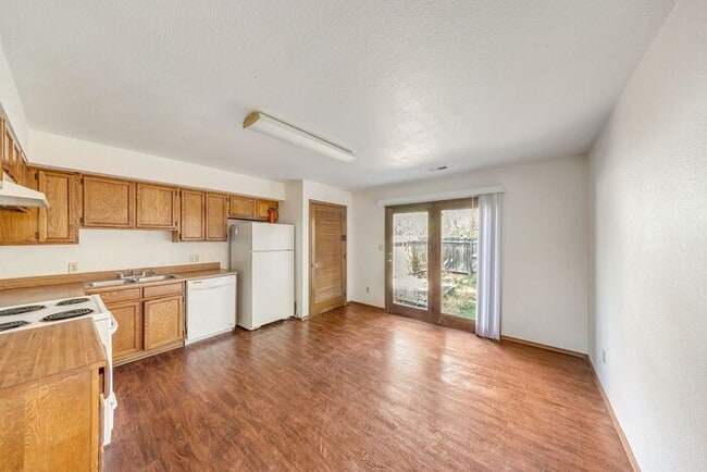 Building Photo - Corner Unit 2 Bedroom with Private Backyard & Master Bedroom Deck!