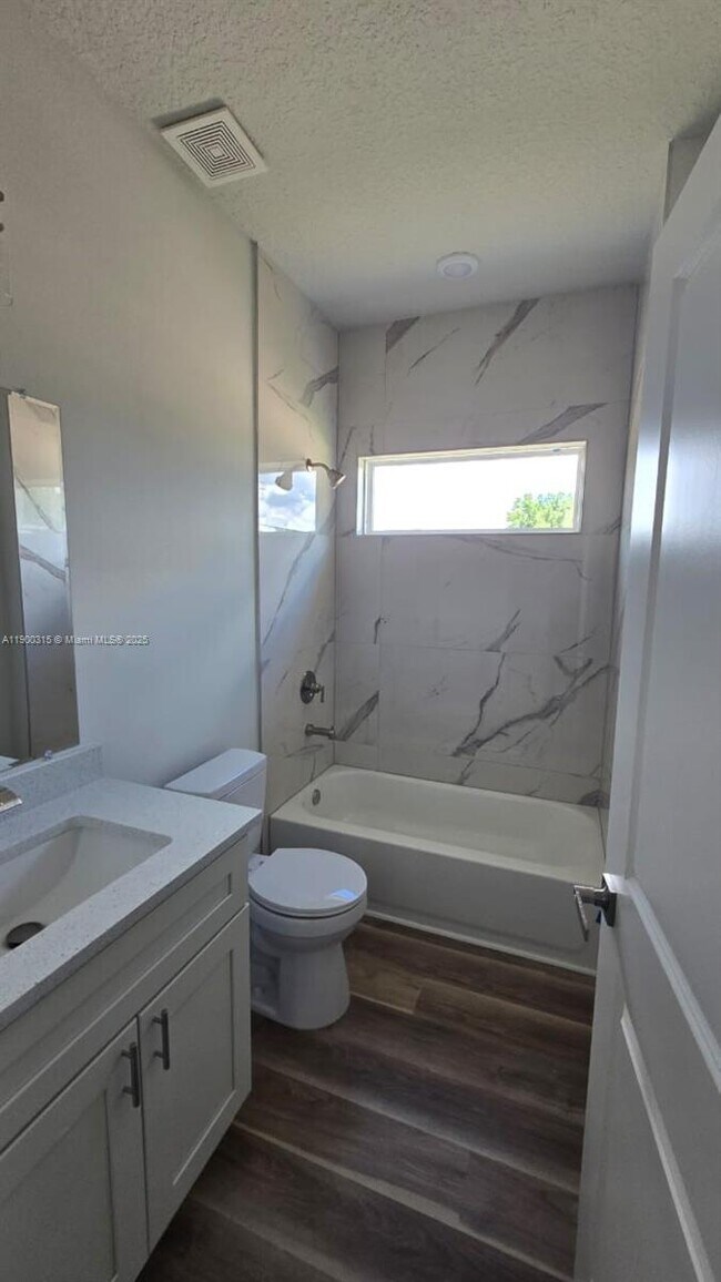 Foto del edificio - 16855 SW 18th Avenue Rd