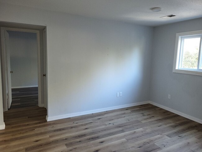 Building Photo - 2 bedroom 1 bath apartment for rent in Wamego KS