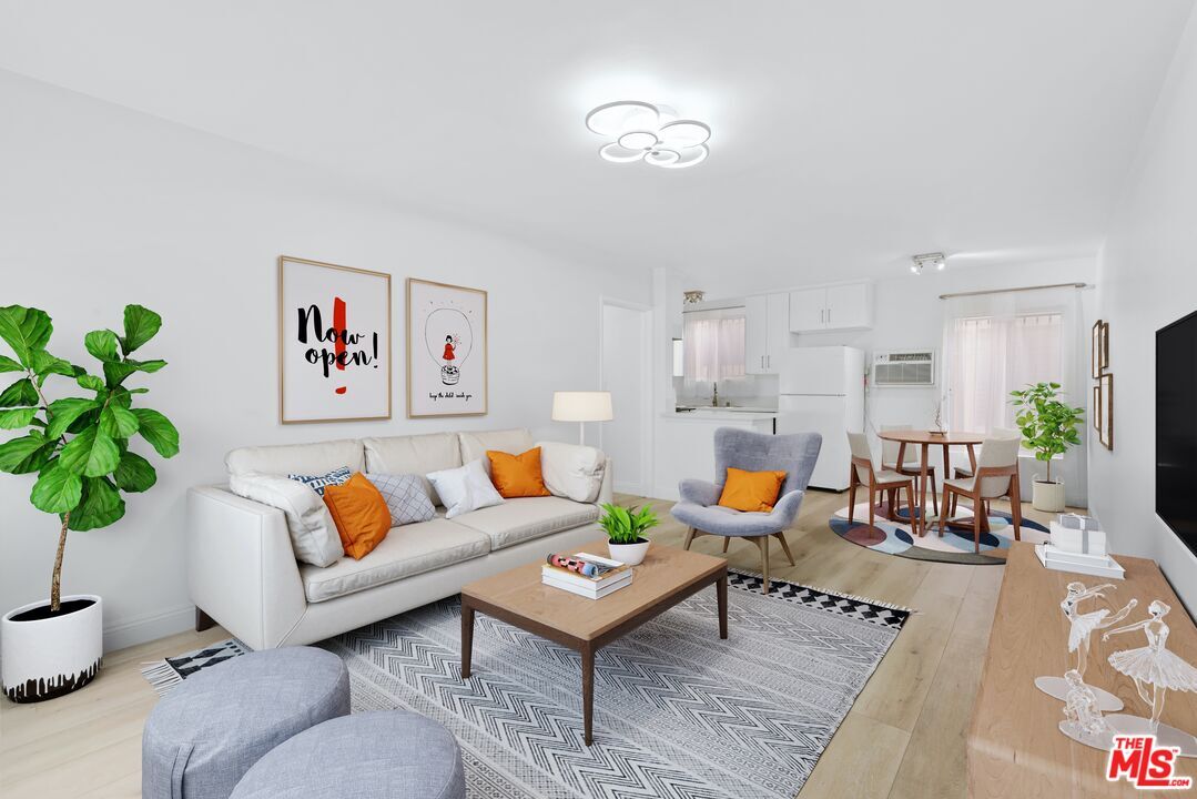 Foto principal - 6640 Woodman Ave