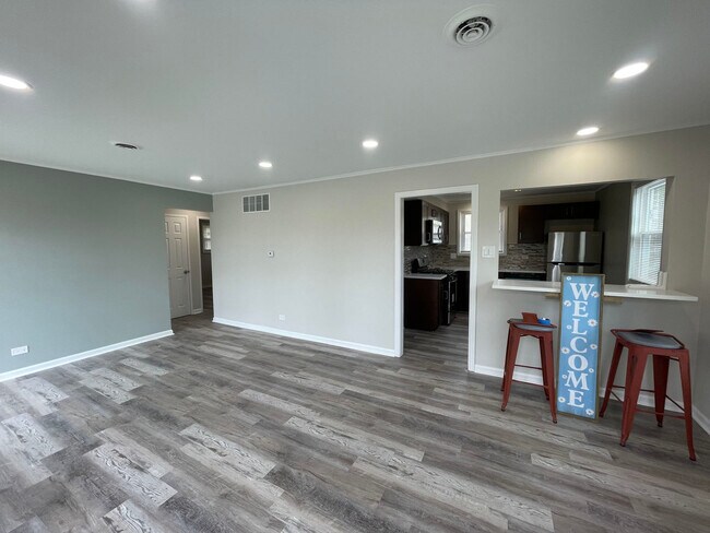 Building Photo - 334 Nokomis St