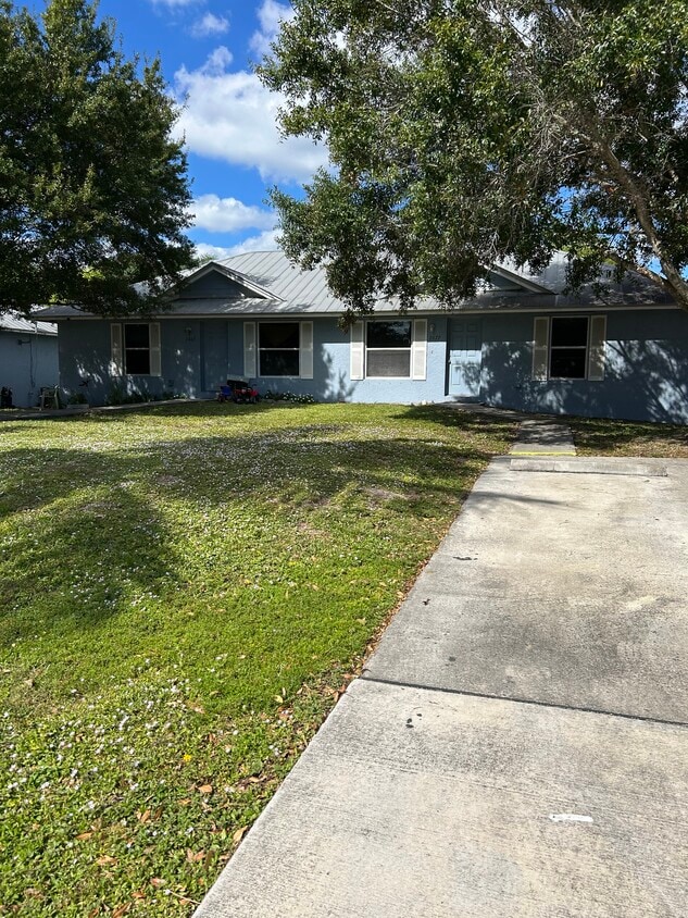 Front yard and driveway - 2677 SE Delmar St