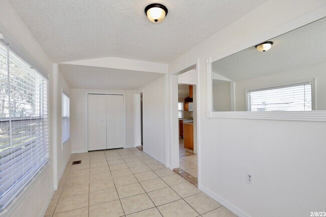 Building Photo - Cozy 2/1 Spacious Duplex Near East Lake To...