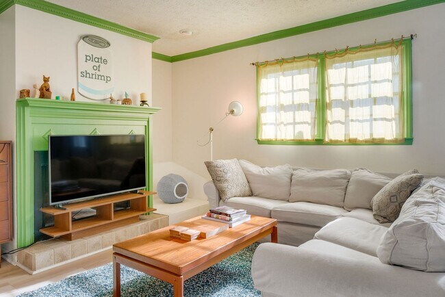 Foto del edificio - Convenient to campus and Five Points- Jamestown condo for rent