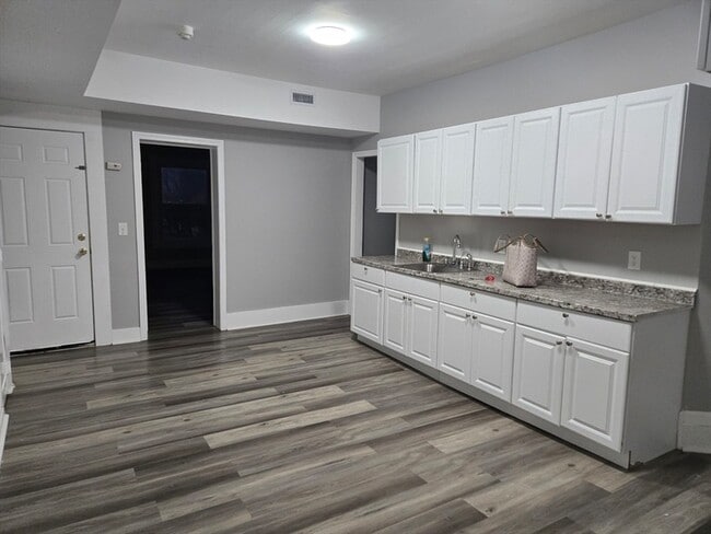 Building Photo - 123 Walnut St