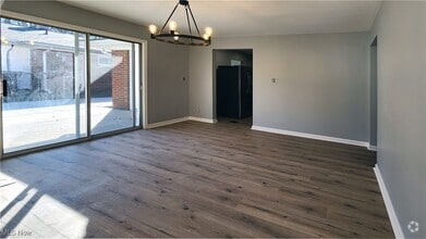 Building Photo - 223 Maplelawn Dr