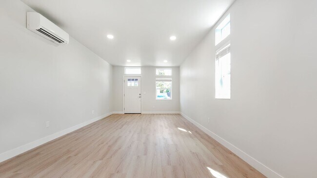 Building Photo - Modern North Beacon Hill Home with Updated Finishes and Great Amenities