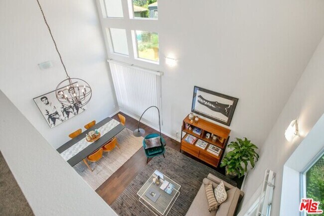 Foto del edificio - 2393 Silver Lake Blvd