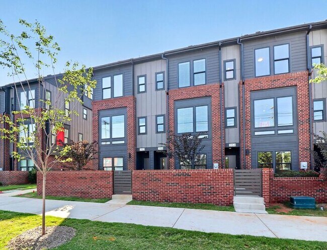 Foto del edificio - Brand New, Stunning 3BD/3.5BA Townhome on Graham w/ Full Bath on Top Floor! SUMMER SPECIAL! 50% O...