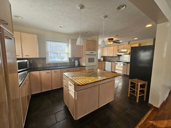 Foto del edificio - 120 Luther Ave