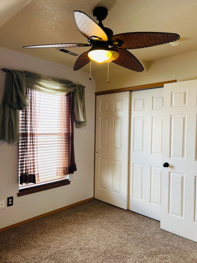 Foto del edificio - 3 Bed - 2 Bath - Fenced Yard