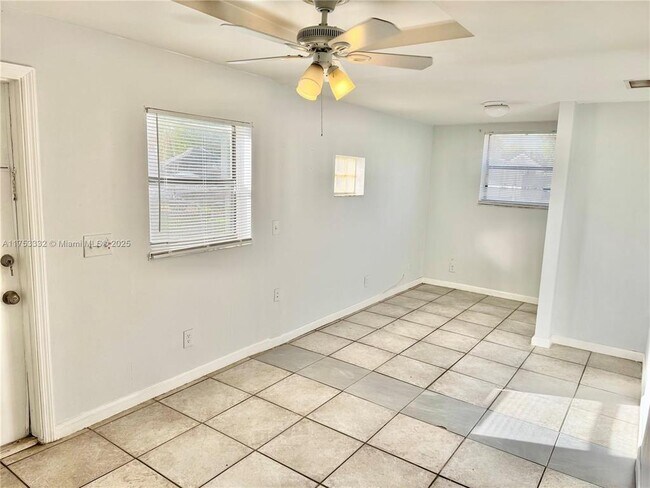 Foto del edificio - 4472 SW 50th St