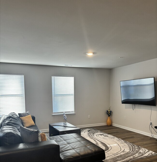 Foto del edificio - 359 Forest Edge Ave