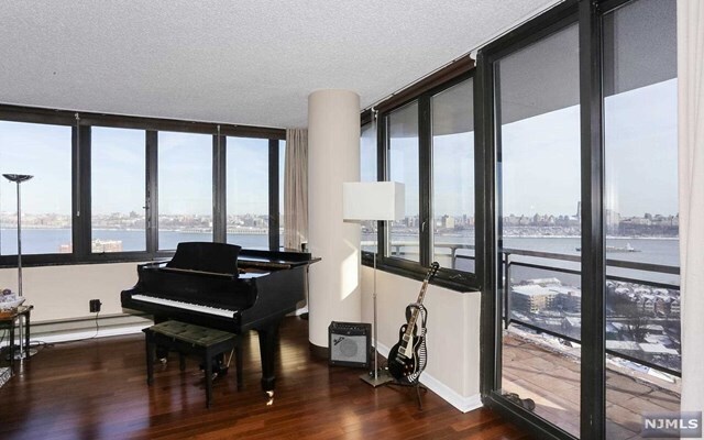 Foto del edificio - 100 Carlyle Dr