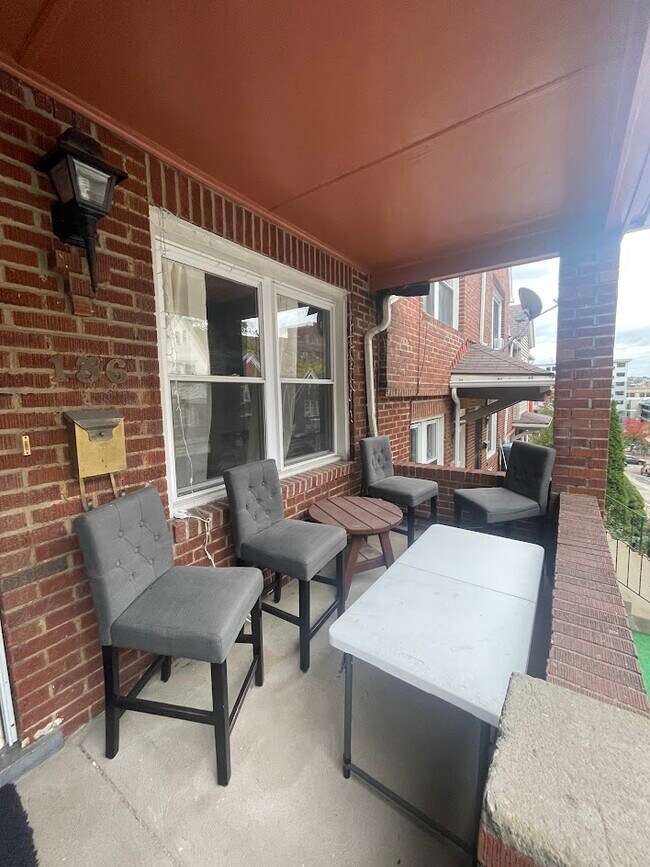 Foto del edificio - 136 Chesterfield Rd
