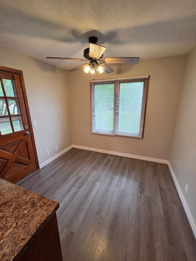 Foto del edificio - 3/2/1 newly remodeled with a fenced in backyard