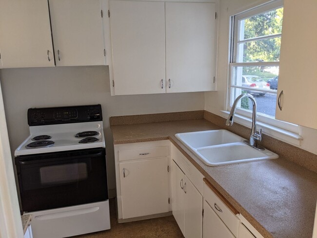 Building Photo - Beautiful 2 bedroom Townhome