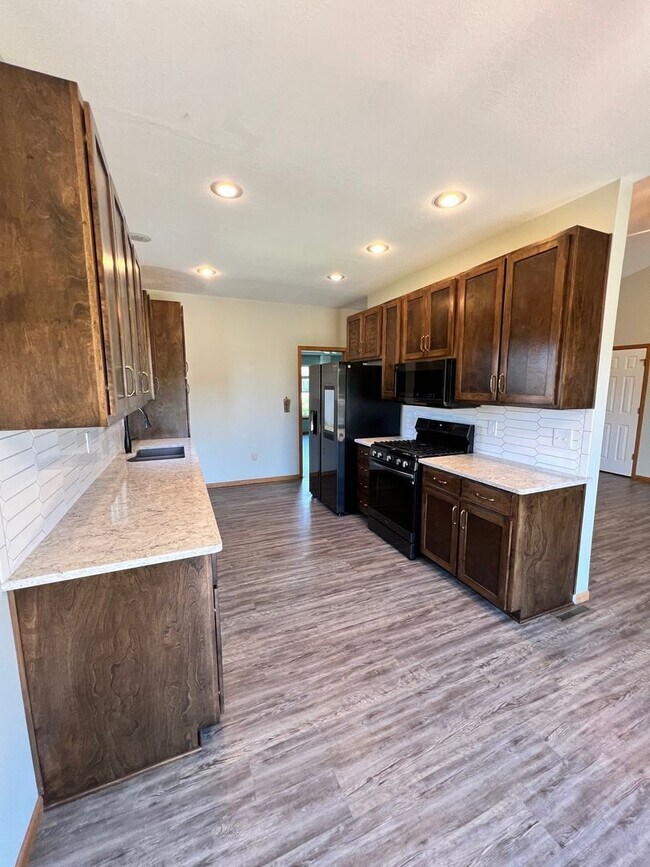 Building Photo - Available Now – Spacious 4 Bedroom / 3 Bath Rancher!