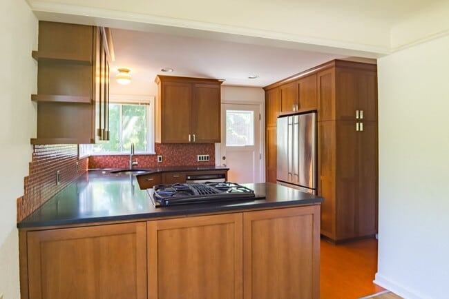 Building Photo - 2bd/1.75ba Seattle House