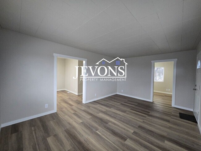 Foto del edificio - 3 bedroom homes with washer and dryer – 1-acre lot next to an orchard – Large and samll pets allo...