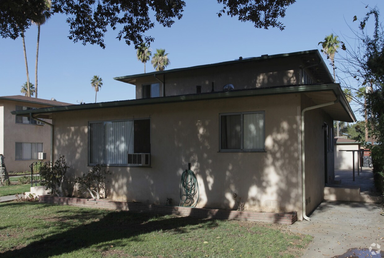 Foto del edificio - 7445-7451 Potomac St