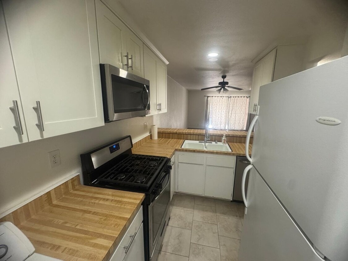 Primary Photo - Amazing Deal 1 Bed 1 Bath for Rent Orange ...